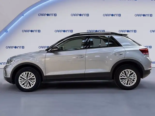 Volkswagen T-Roc view 3