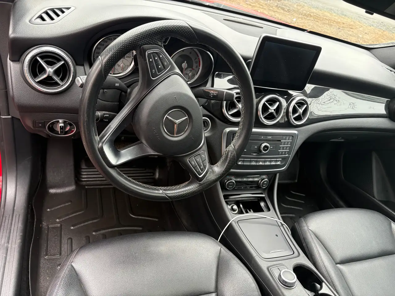 Mercedes-Benz CLA снимка Mercedes-Benz CLA