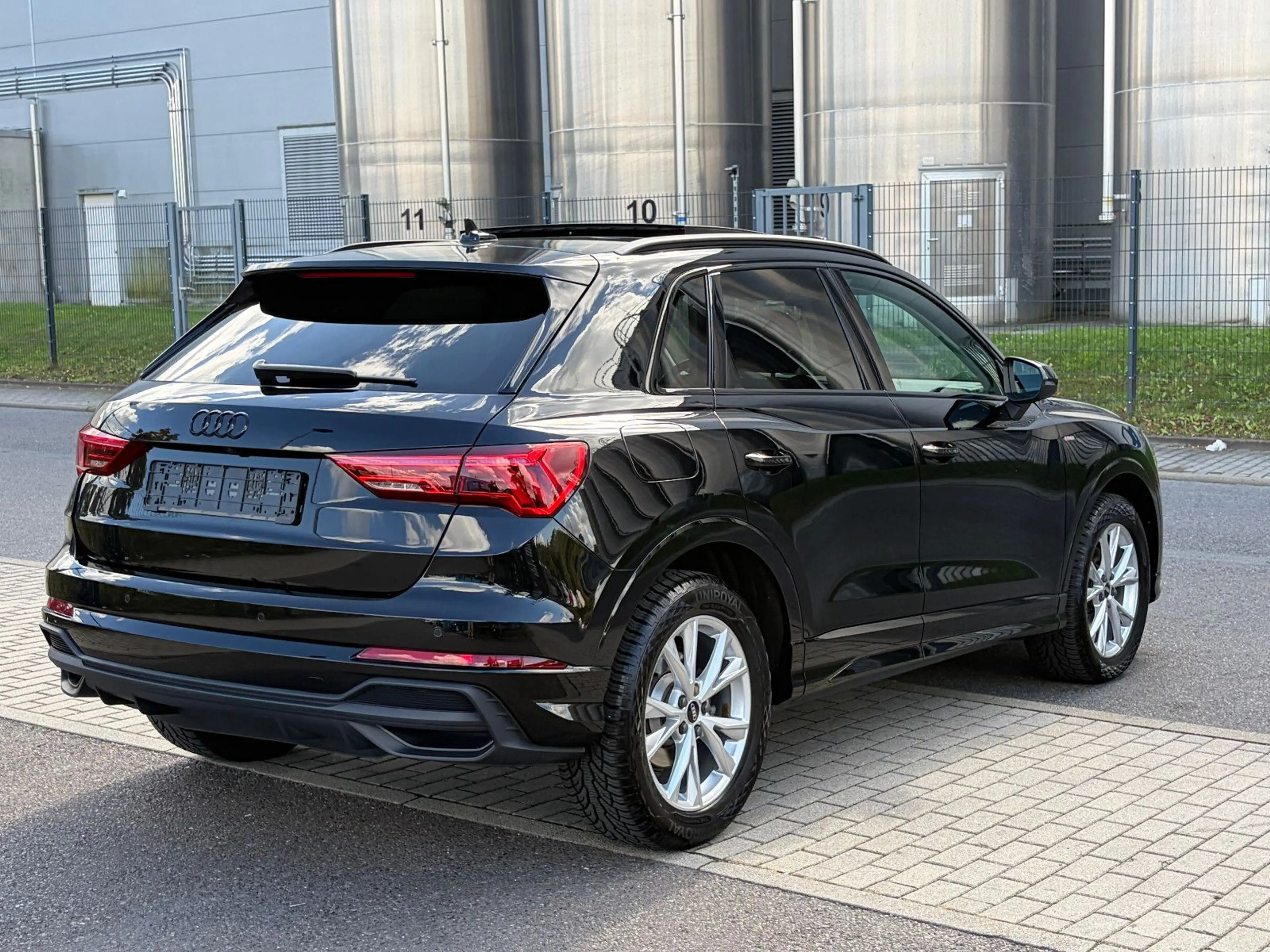 Audi Q3 35 TFSI S-Line Black Paket Pano LED AHK — photo 3