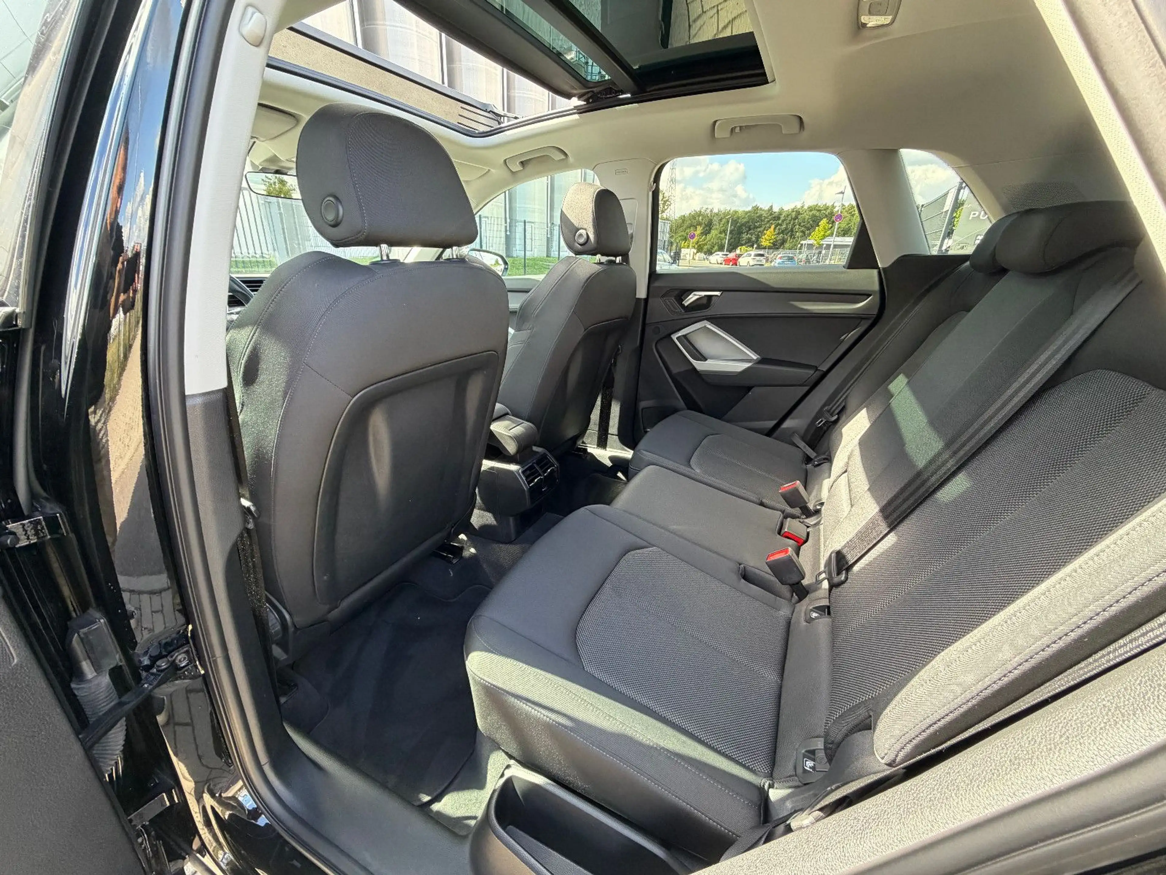 Audi Q3 35 TFSI S-Line Black Paket Pano LED AHK — photo 9