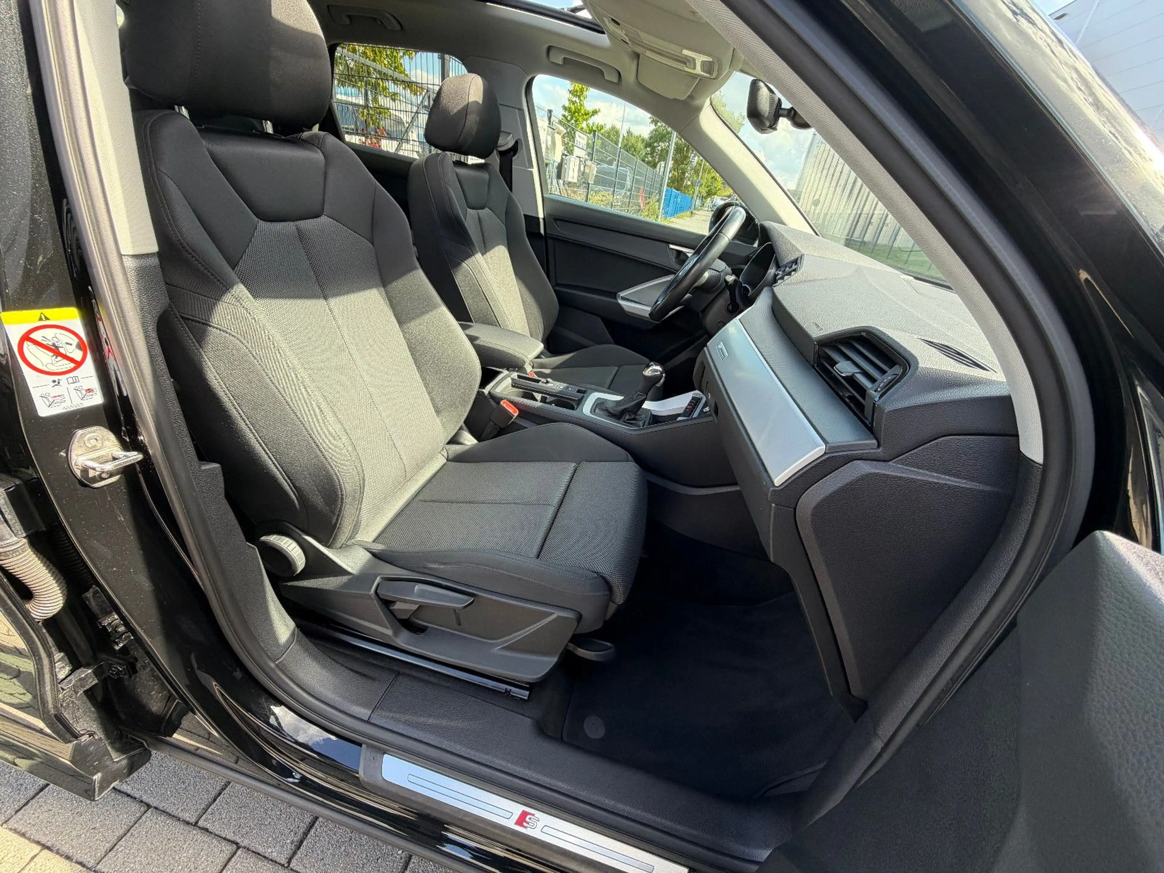 Audi Q3 35 TFSI S-Line Black Paket Pano LED AHK — photo 11