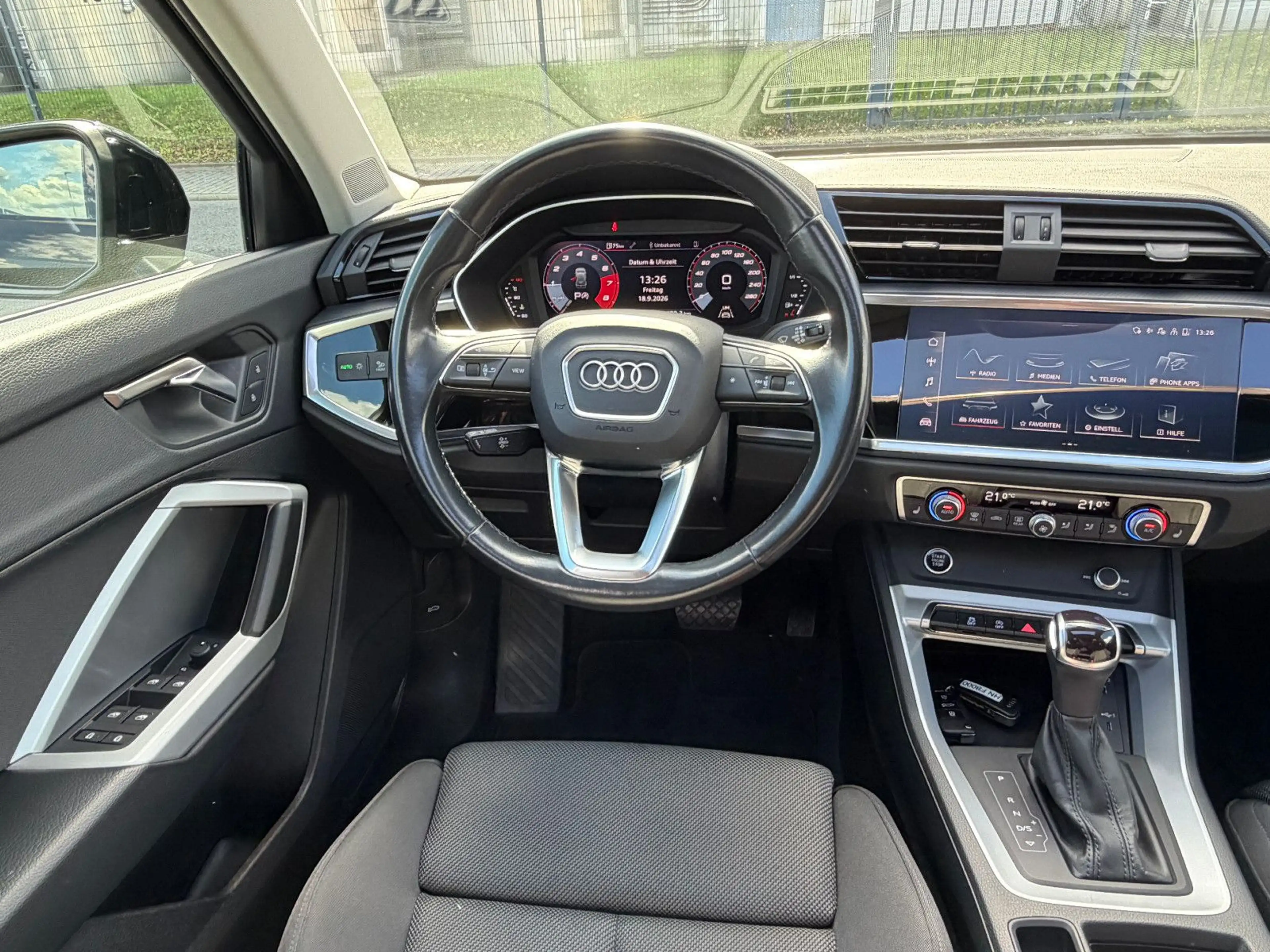 Audi Q3 35 TFSI S-Line Black Paket Pano LED AHK — photo 8