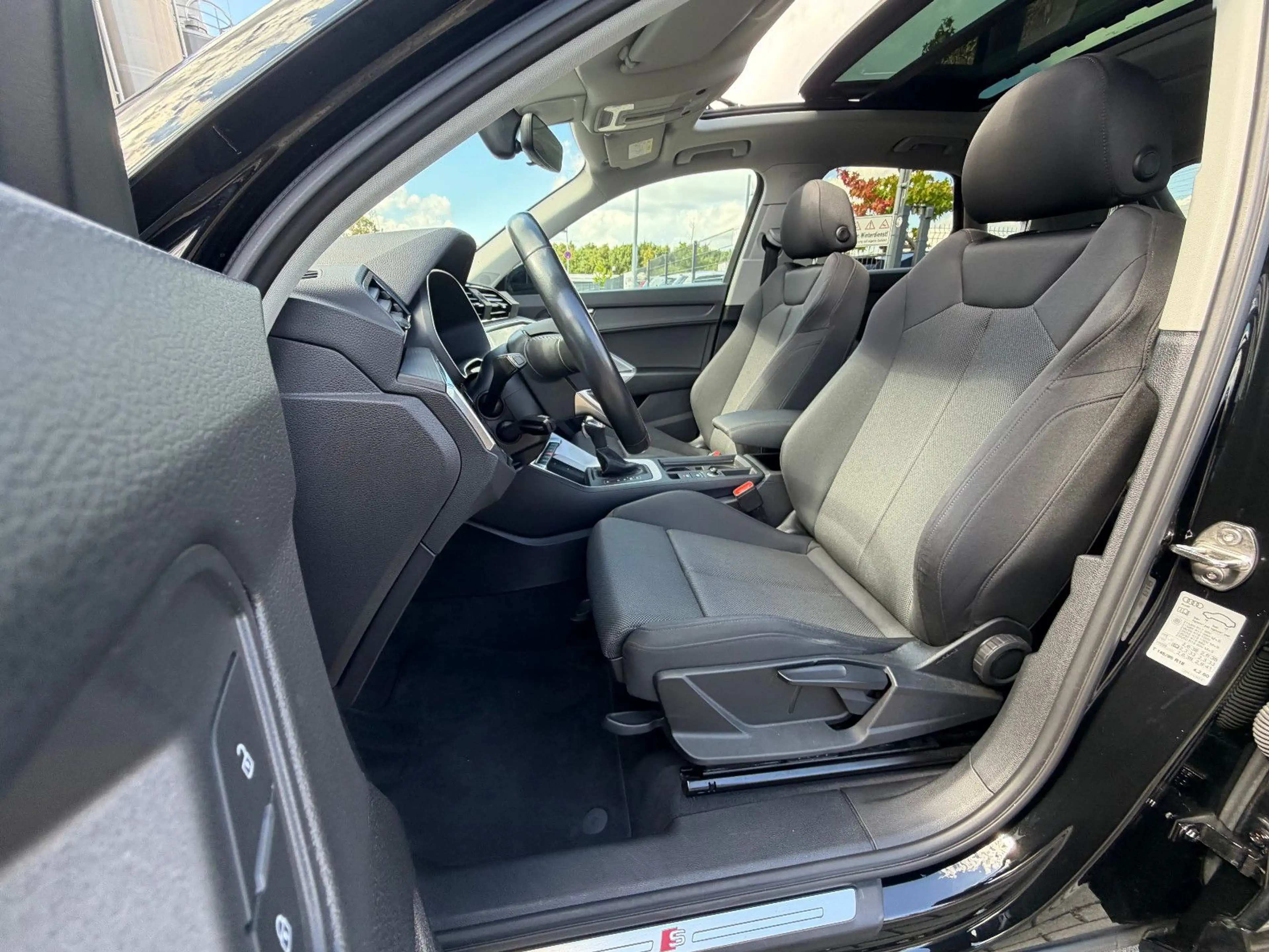 Audi Q3 35 TFSI S-Line Black Paket Pano LED AHK — photo 10