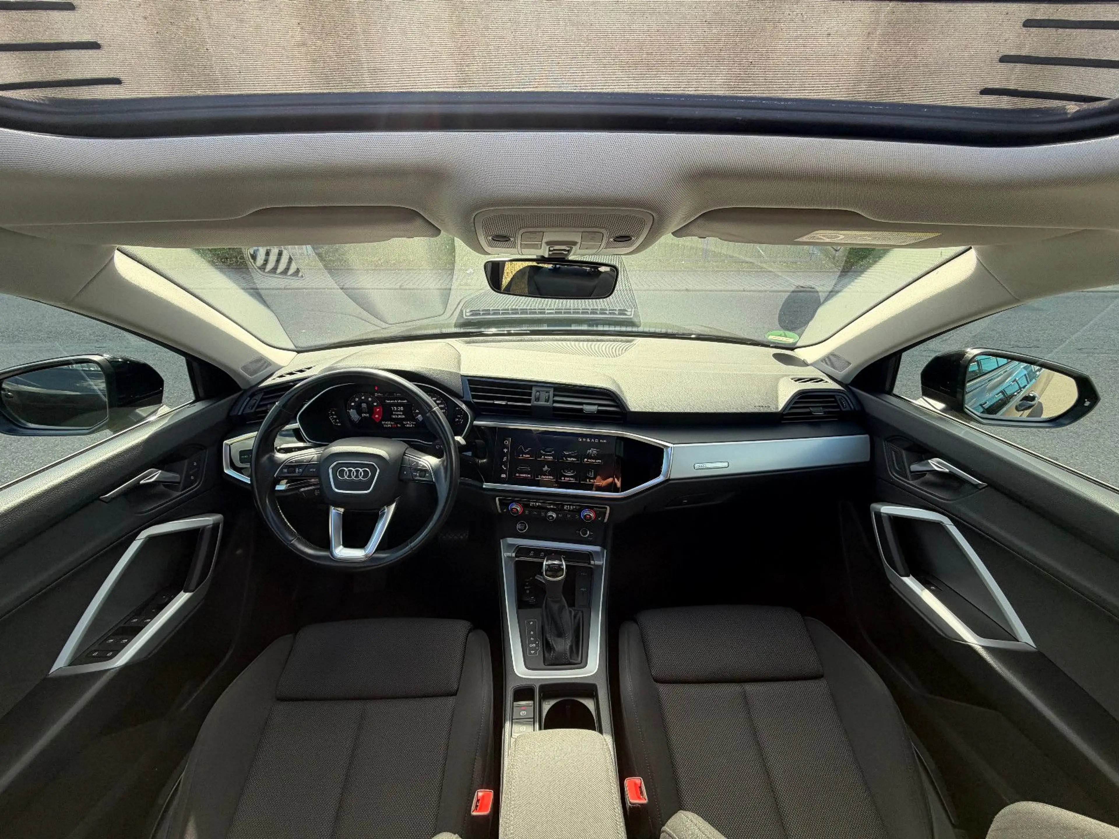 Audi Q3 35 TFSI S-Line Black Paket Pano LED AHK — photo 7