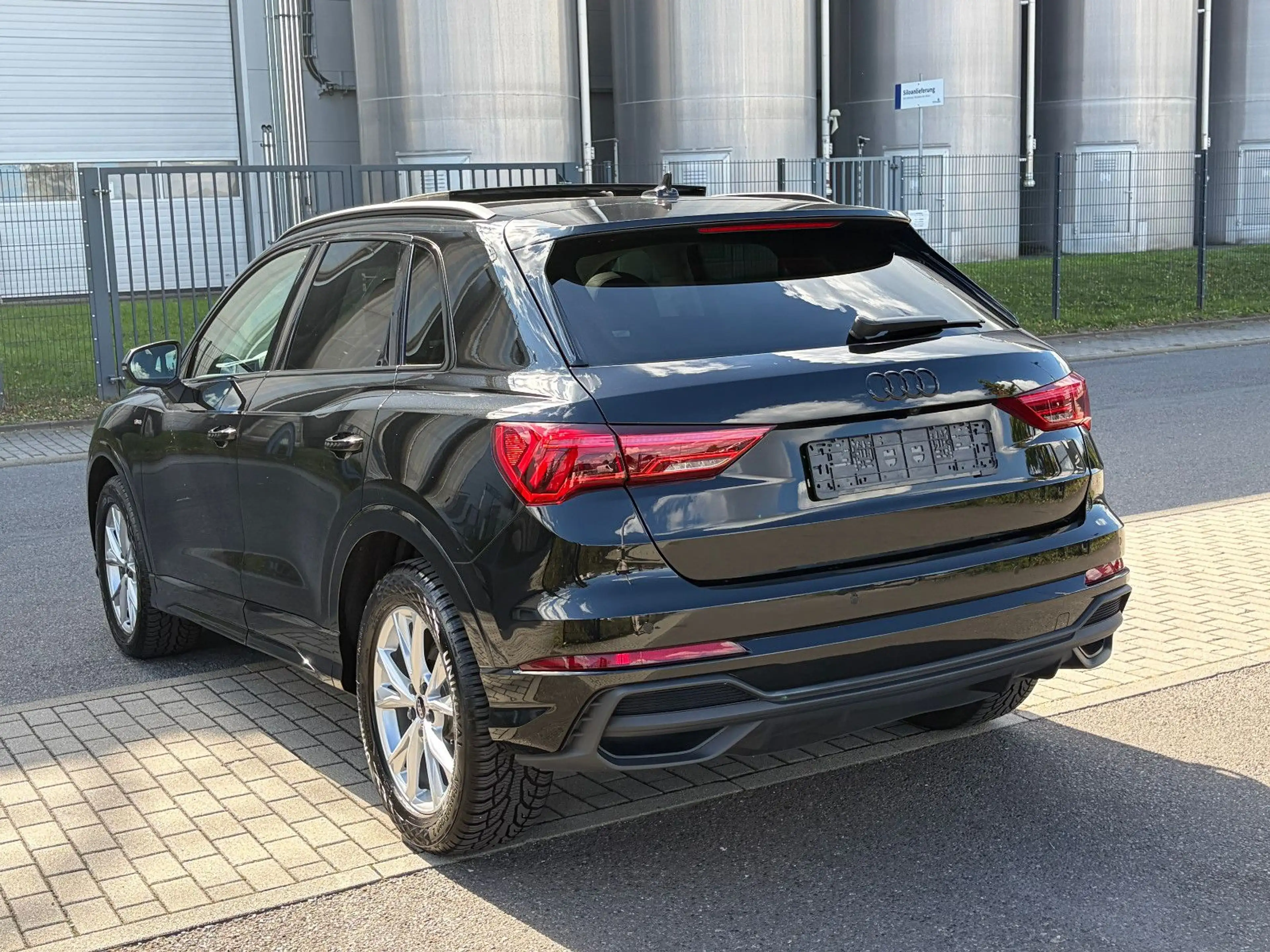 Audi Q3 35 TFSI S-Line Black Paket Pano LED AHK — photo 4