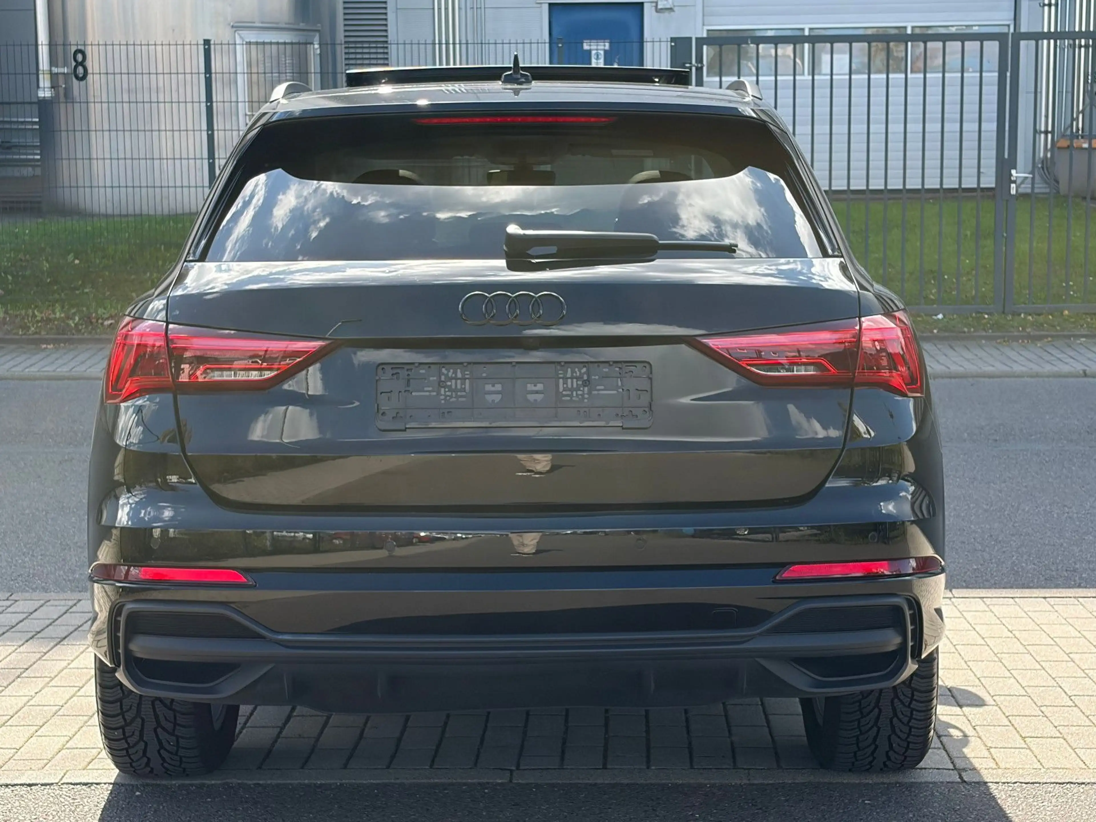 Audi Q3 35 TFSI S-Line Black Paket Pano LED AHK — photo 5