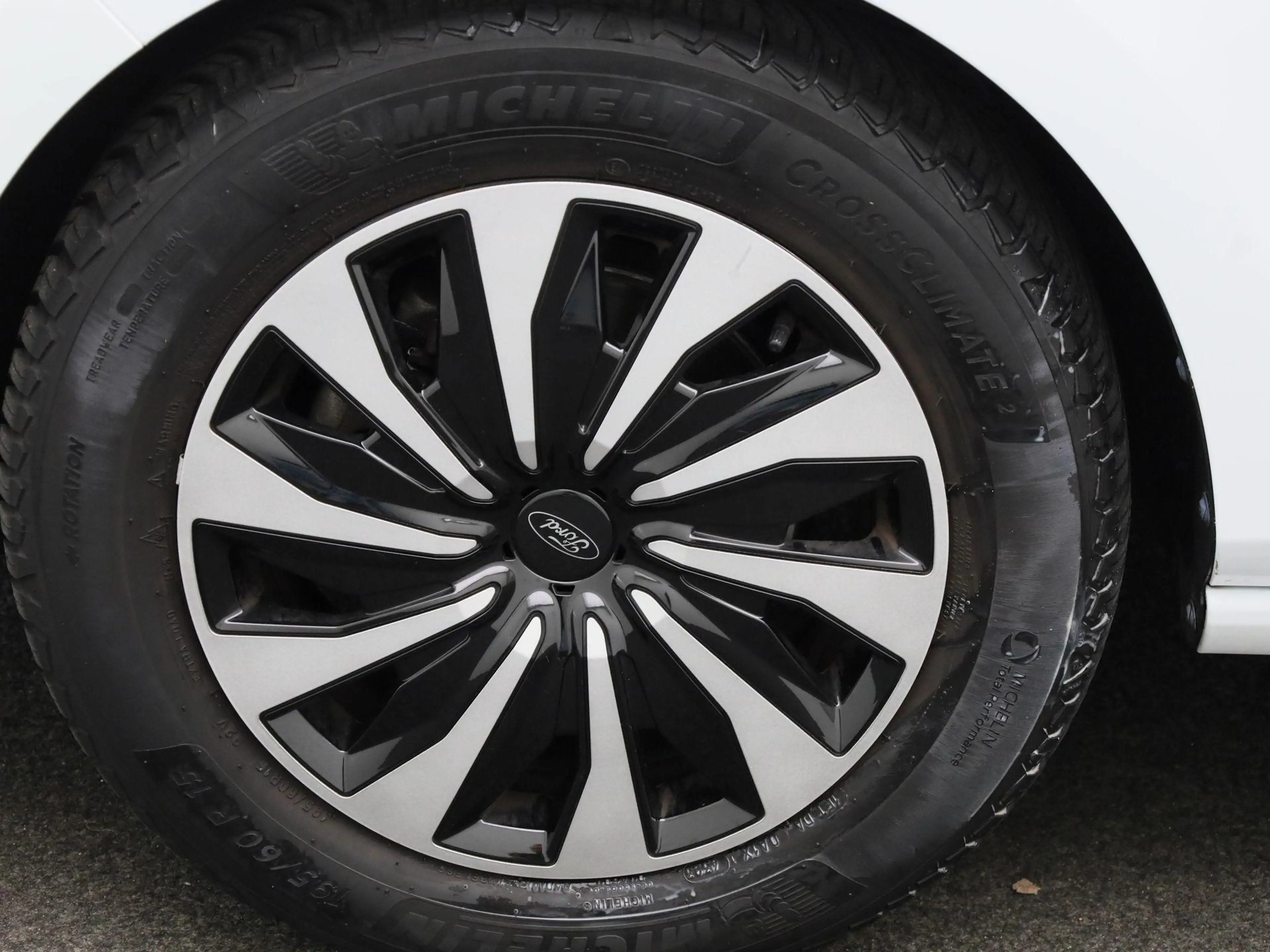 Ford Fiesta 1.0 EcoBoost Hybrid Titanium — photo 12