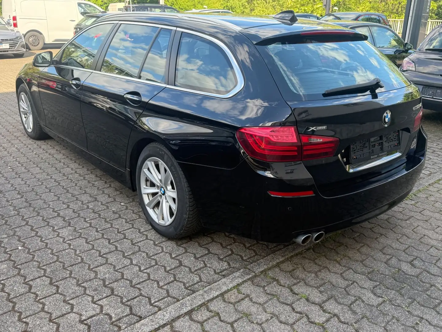 BMW 530 D Touring xDrive Automatik Leder Tempomat LCI Noir - 2