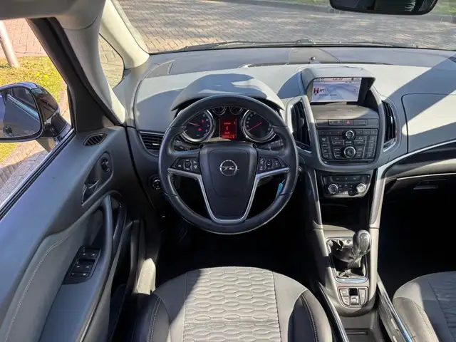 Opel Zafira Tourer view 9