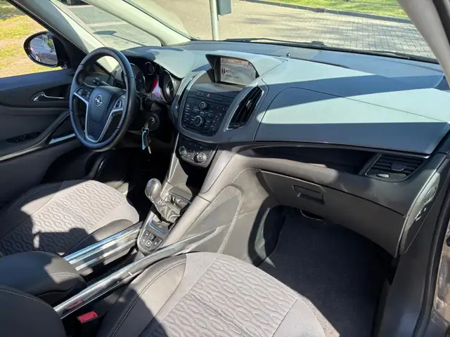 Opel Zafira Tourer view 10