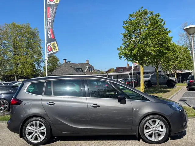 Opel Zafira Tourer view 4