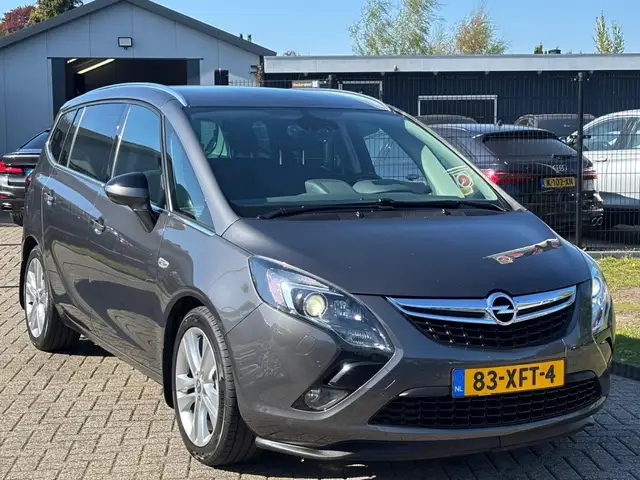 Opel Zafira Tourer view 3