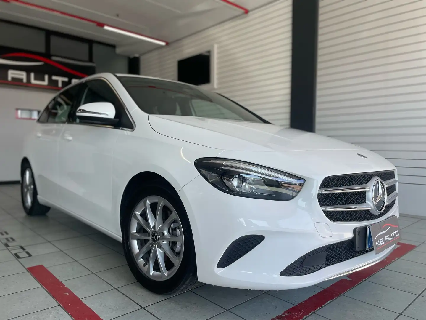 Mercedes-Benz B 180 B 180 Sport Extra auto Biały - 1