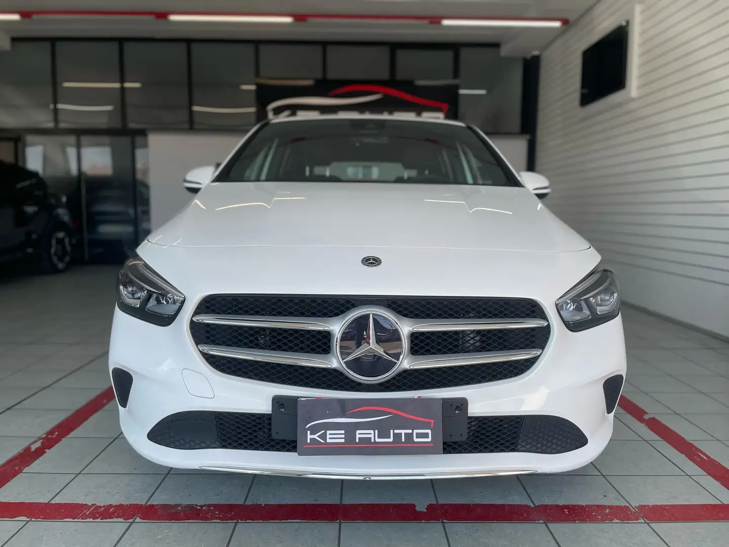 Mercedes-Benz B 180 B 180 Sport Extra auto Biały - 2