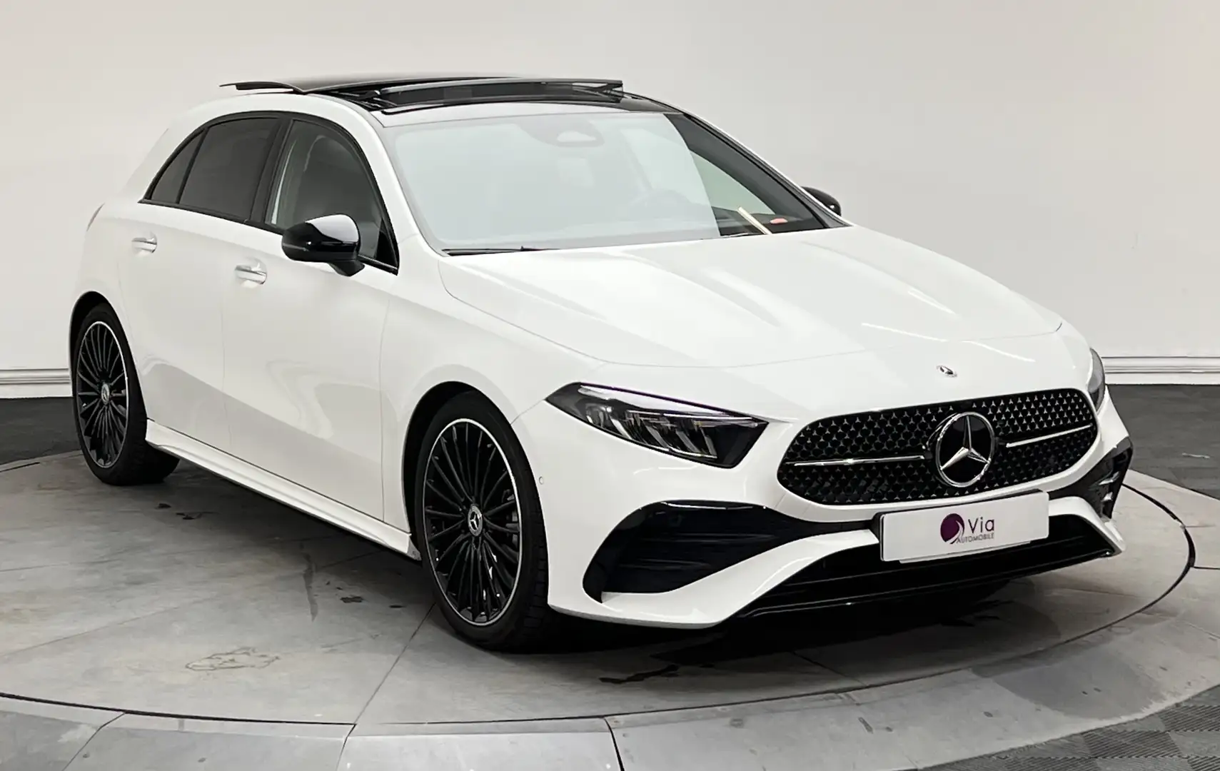 Mercedes-Benz A 180 180 8G-DCT AMG Line toit ouvrant Weiß - 2