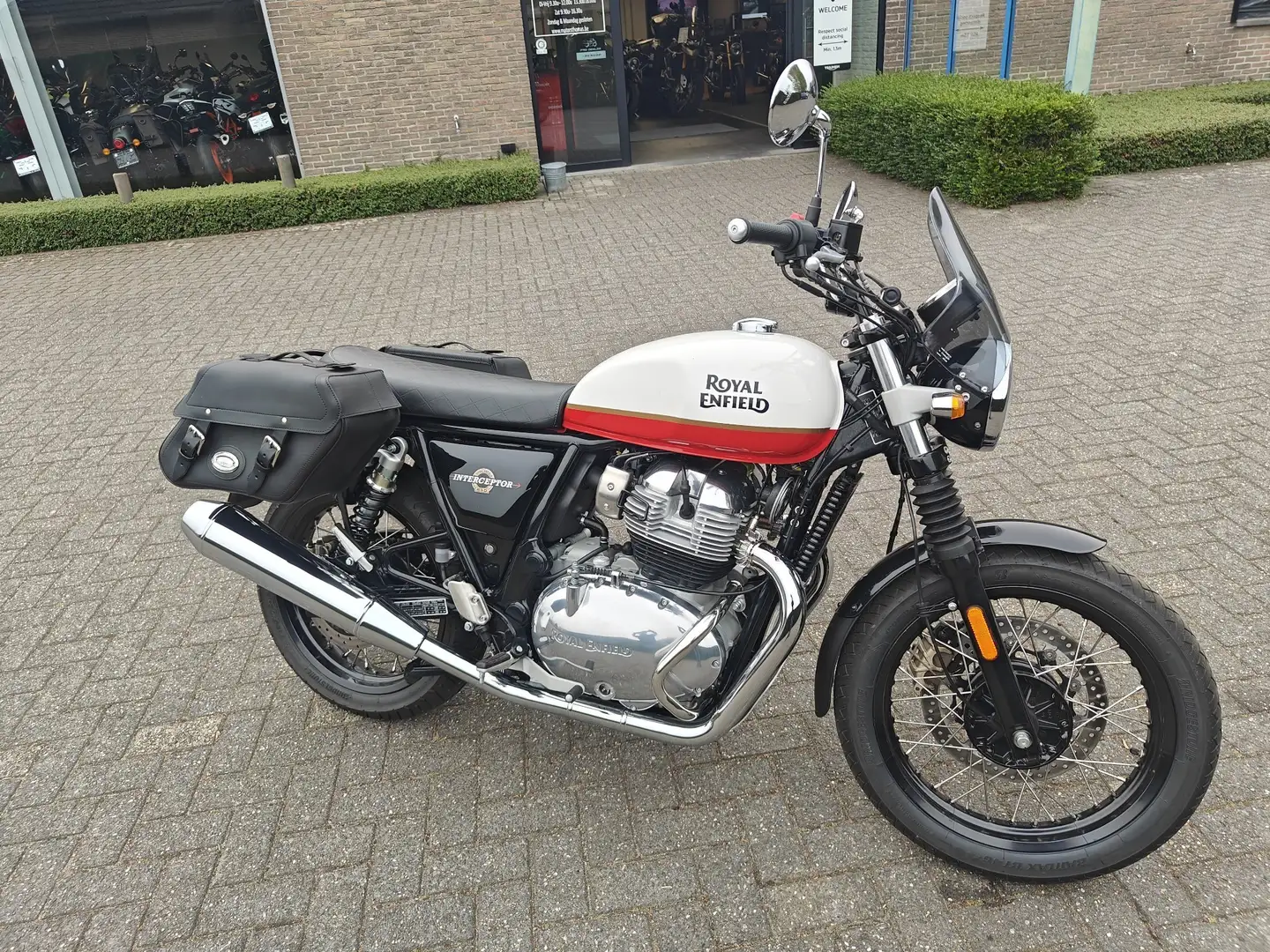 Royal Enfield Interceptor 650 Blanco - 2