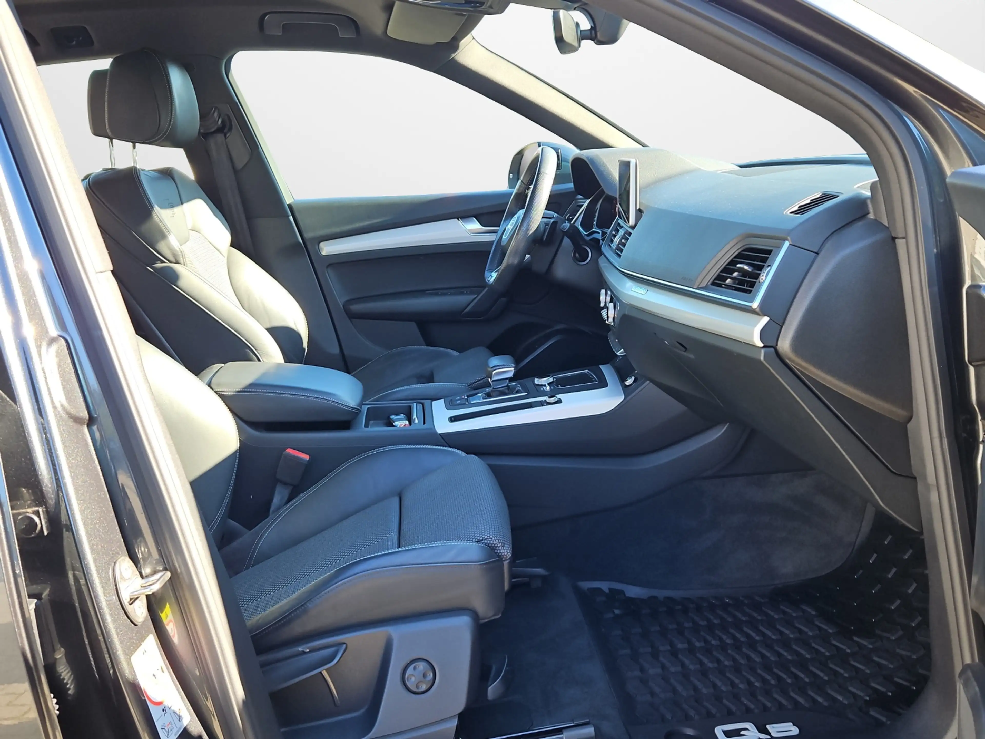 Audi Q5 40 TDI S tronic quattro Sport S-line NaviPlus m... — photo 13