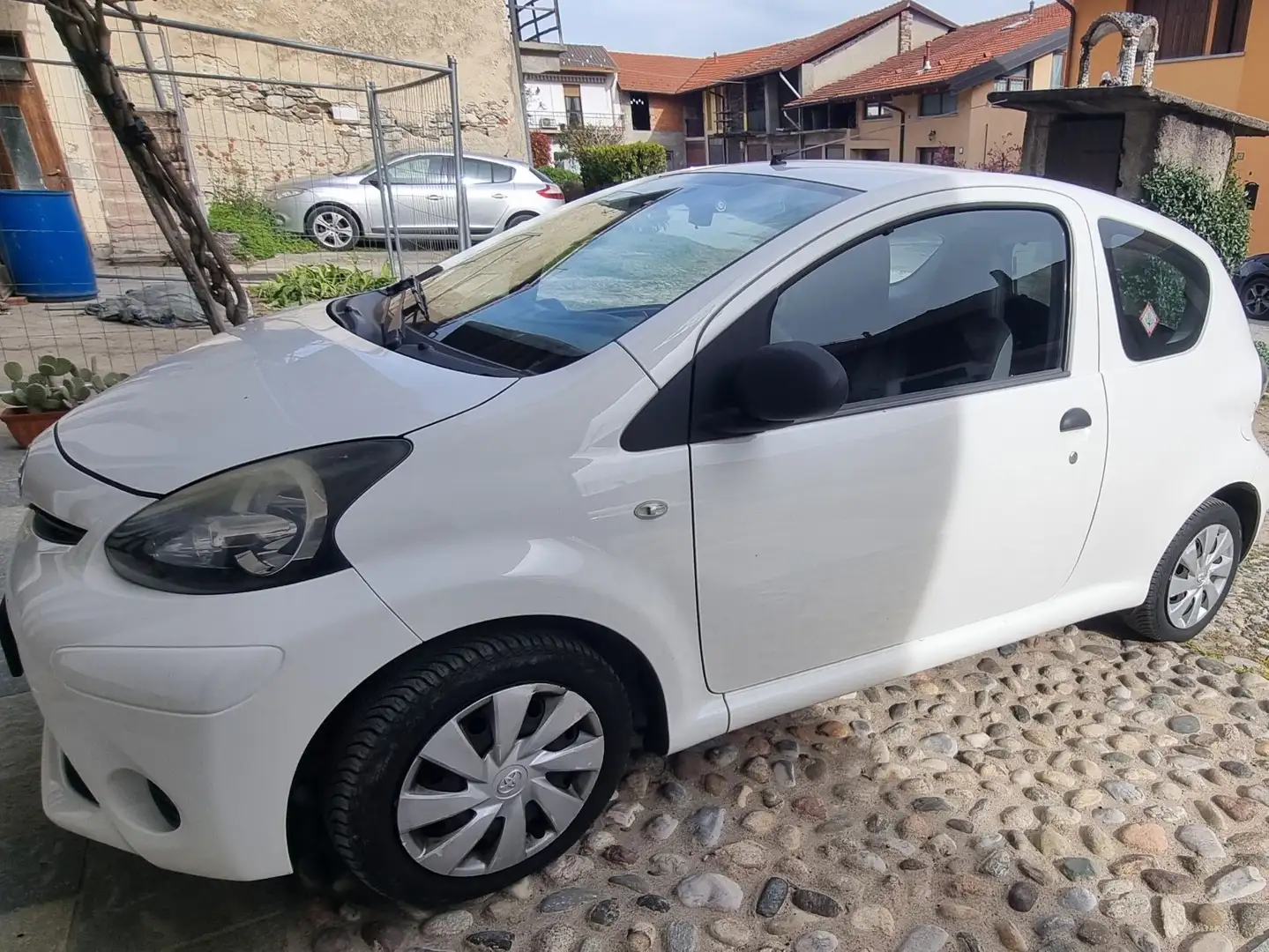Toyota Aygo 3p 1.0 Active connect my14 Blanc - 2