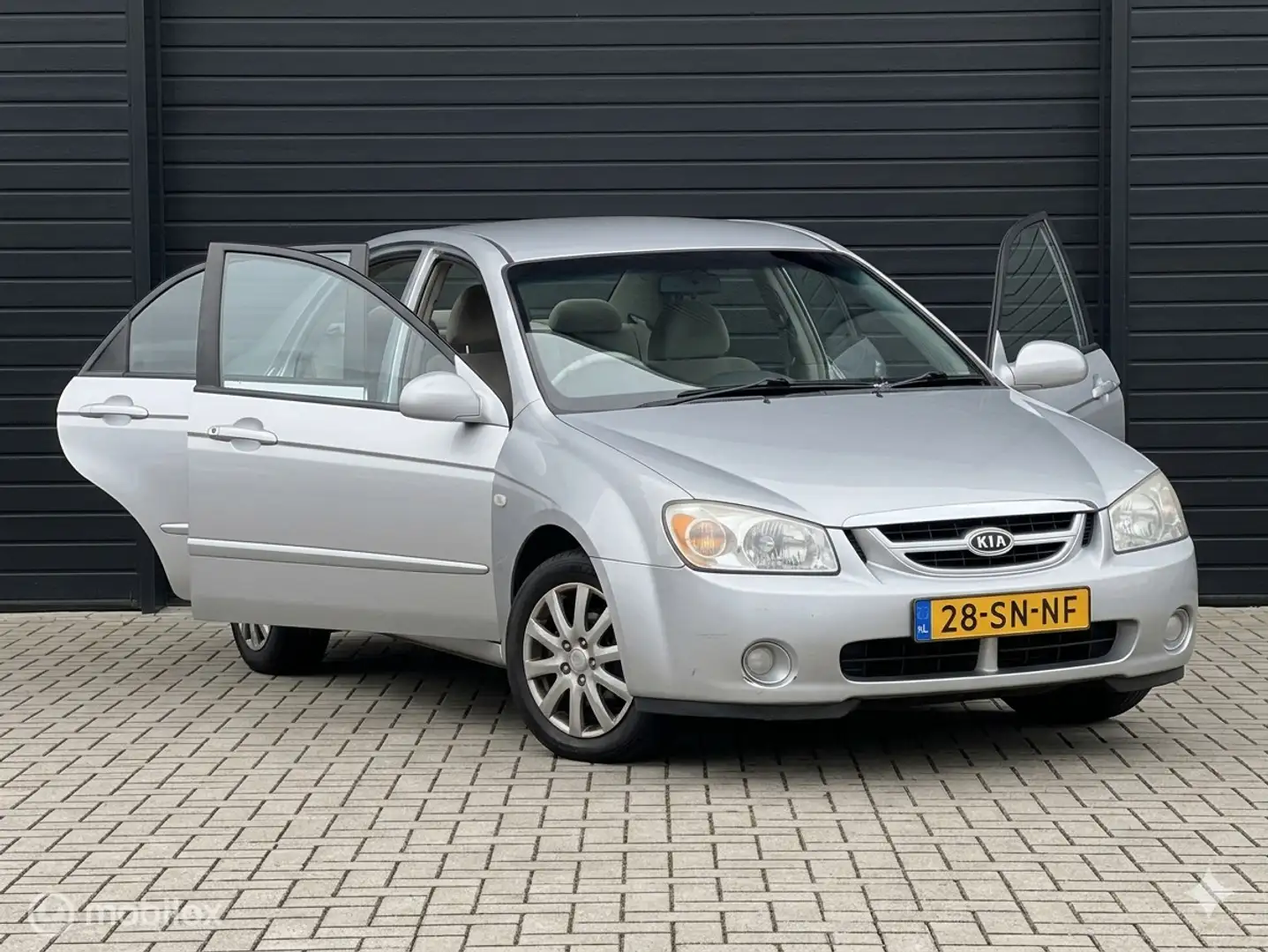 Kia Cerato 1.6-16V LX (Nieuwe APK-Perfecte Auto) Grau - 1