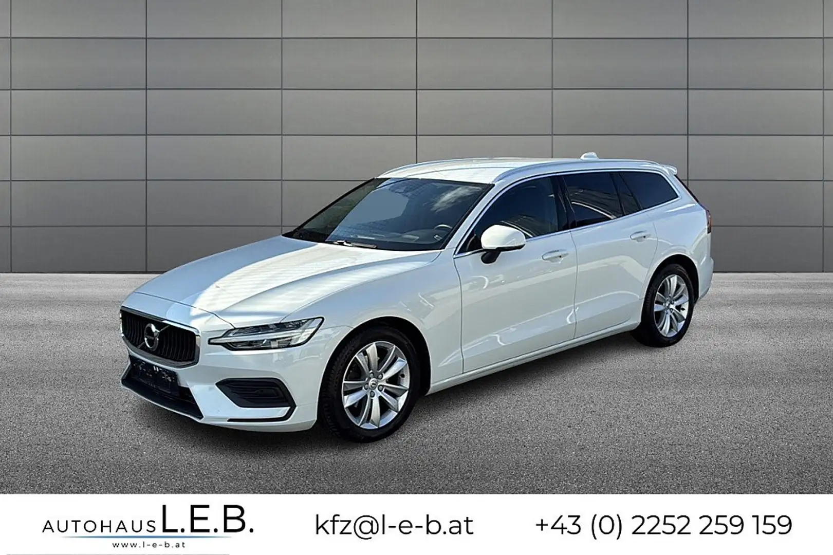 Volvo V60 D3 Momentum Geartronic Weiß - 1