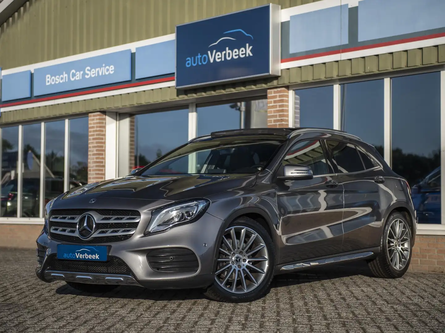 Mercedes-Benz GLA 250 4Matic | AMG | Pano | 19" LMV | LED | El.achterkle Gris - 1