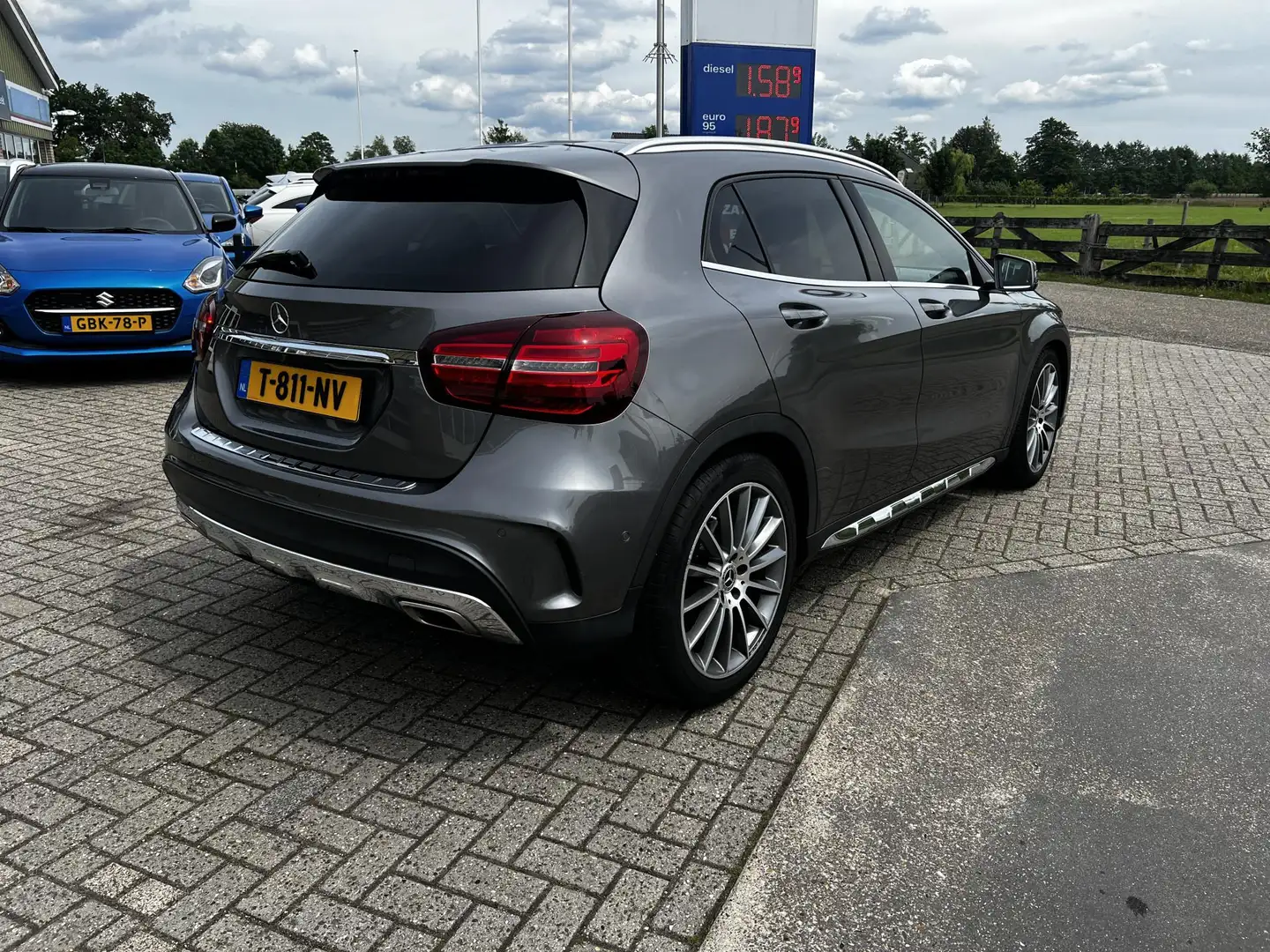 Mercedes-Benz GLA 250 4Matic | AMG | Pano | 19" LMV | LED | El.achterkle Grijs - 2