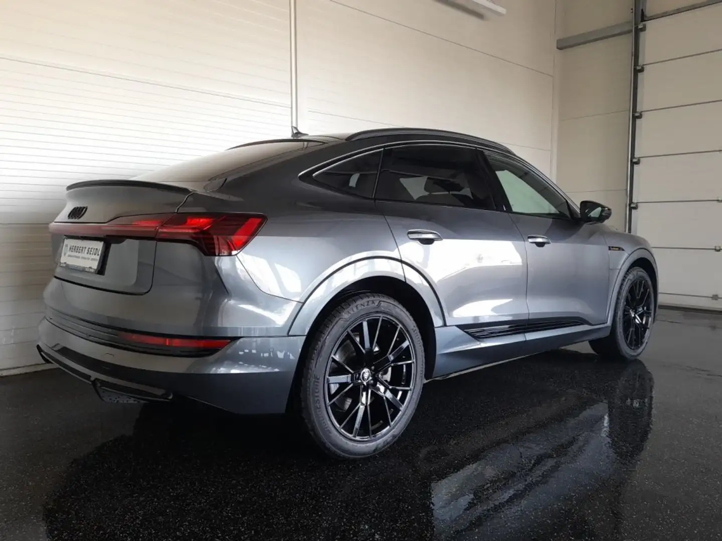 Audi e-tron SB 55 quattro S-LINE BLACK *NP: € 119.485,- / SKY / LEDER / 21 ZOLL / NACHTSICHT & HEAD-UP / AHV / ASS PAKETE TOUR & STAD Grau - 2