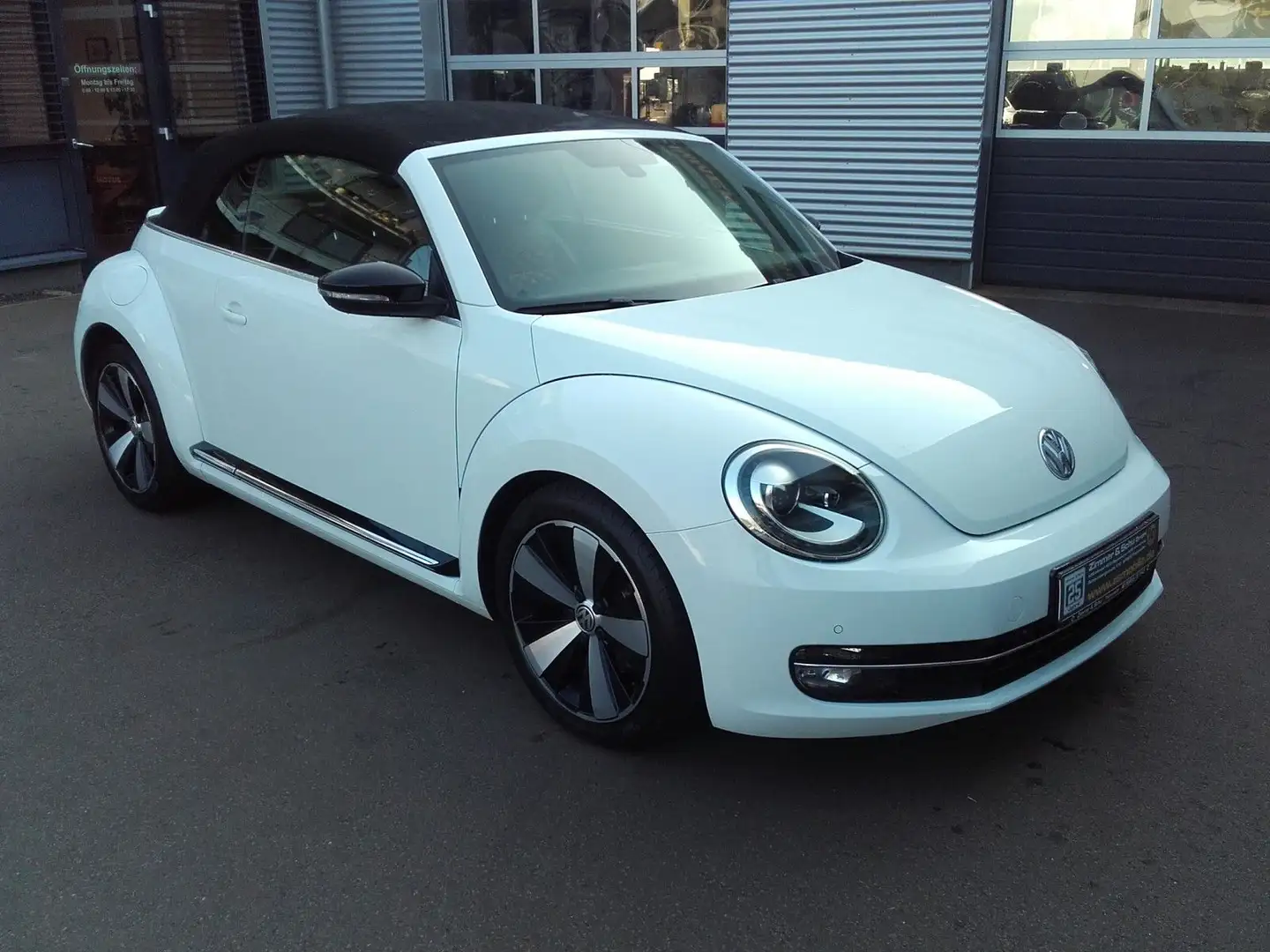 Volkswagen Beetle Cabriolet Exclusive Sport bijela - 2