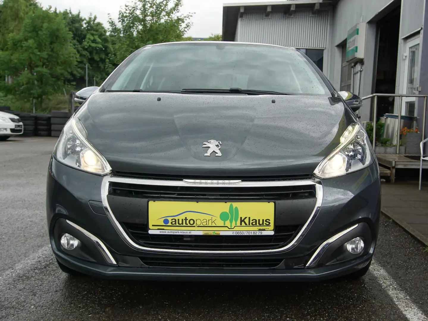 Peugeot 208 Style Grau - 2