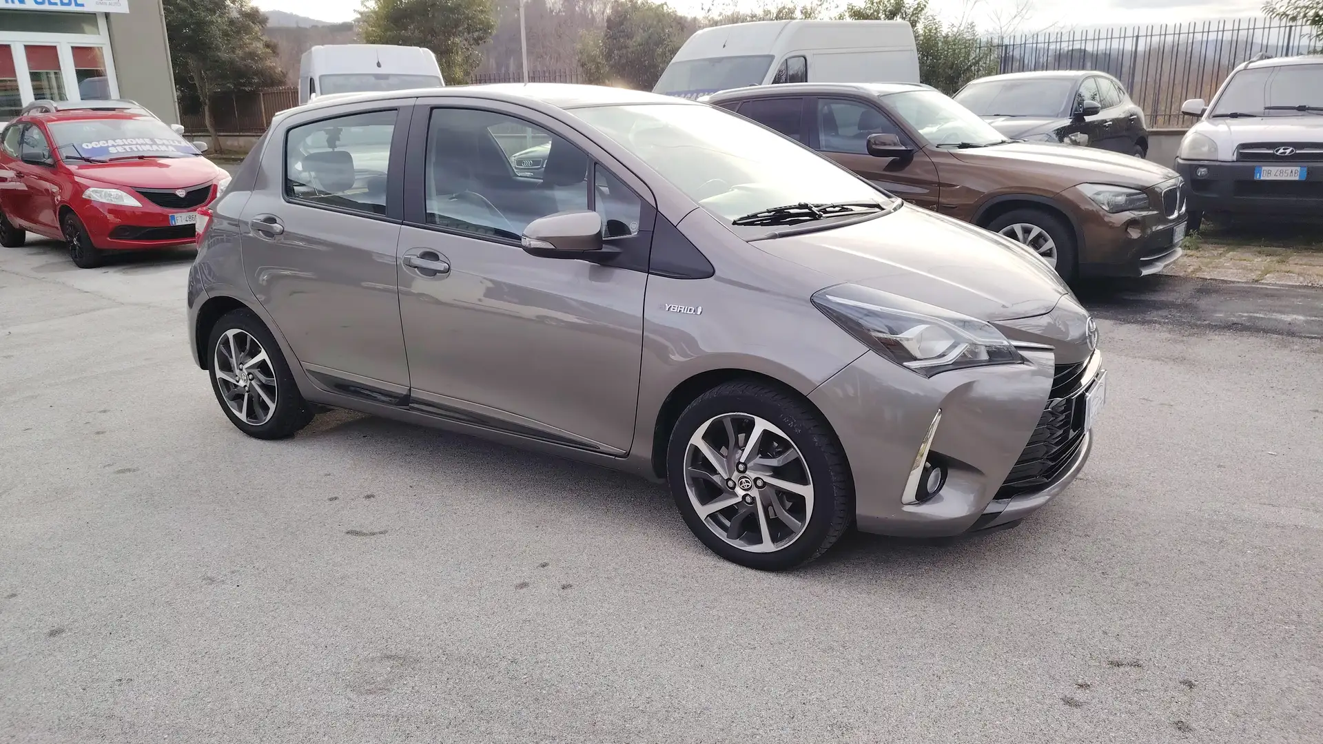 Toyota Yaris Yaris 5p 1.5h Active Gris - 2
