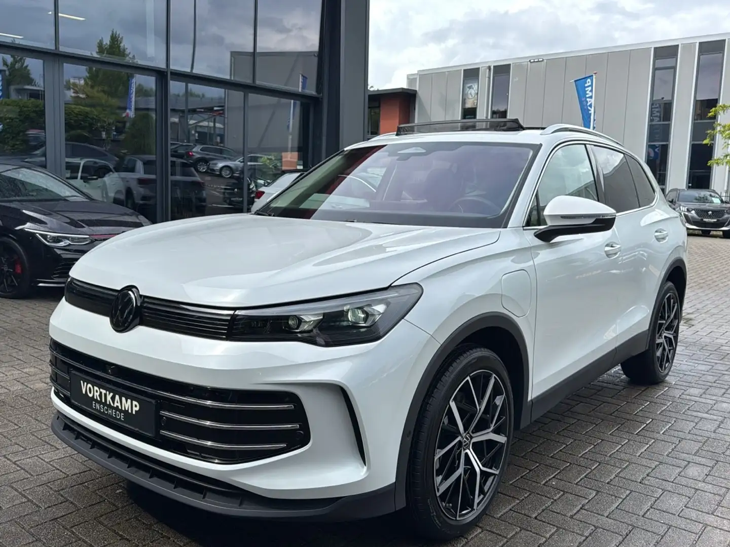 Volkswagen Tiguan eHybrid 150 kW Elegance AHK PANO MATRIX Weiß - 2