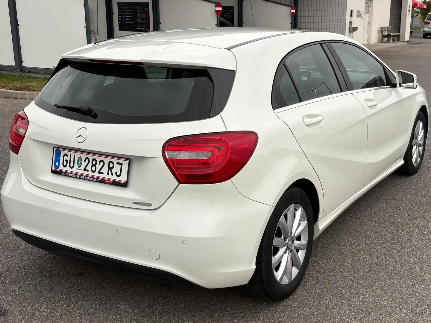 Mercedes-Benz A 180 A 180 BlueEfficiency Edition Lifestyle Edition Lifestyle Weiß - 2