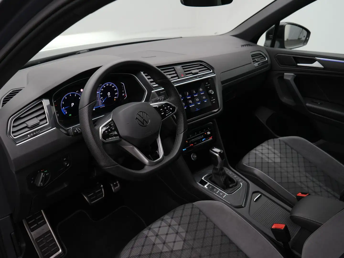 Volkswagen Tiguan 1.5 TSI 150 pk DSG R-Line Business+ | Panoramadak Grijs - 2