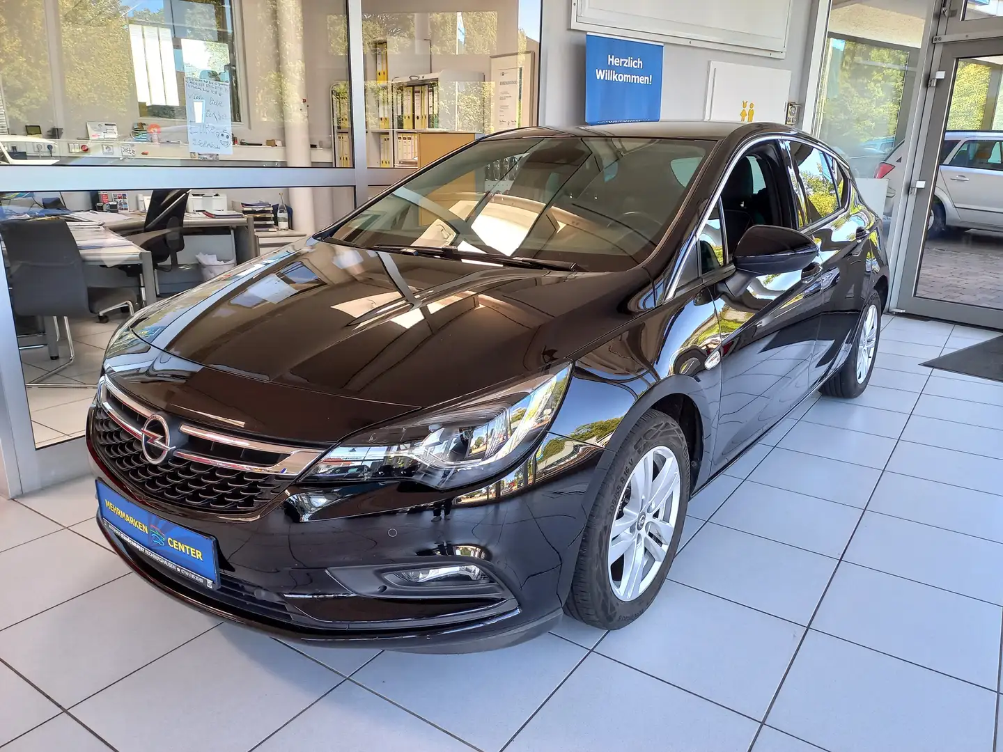 Opel Astra INNOVATION Schwarz - 1