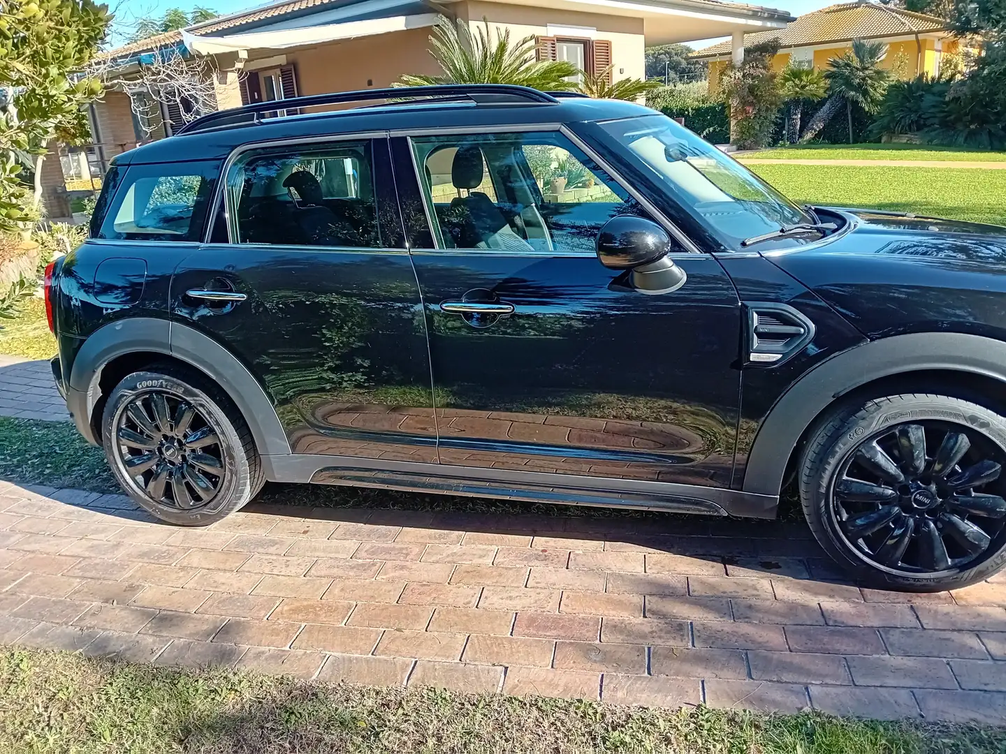 MINI Cooper Countryman Mini Countryman 1.5 Cooper Business all4 auto crna - 2