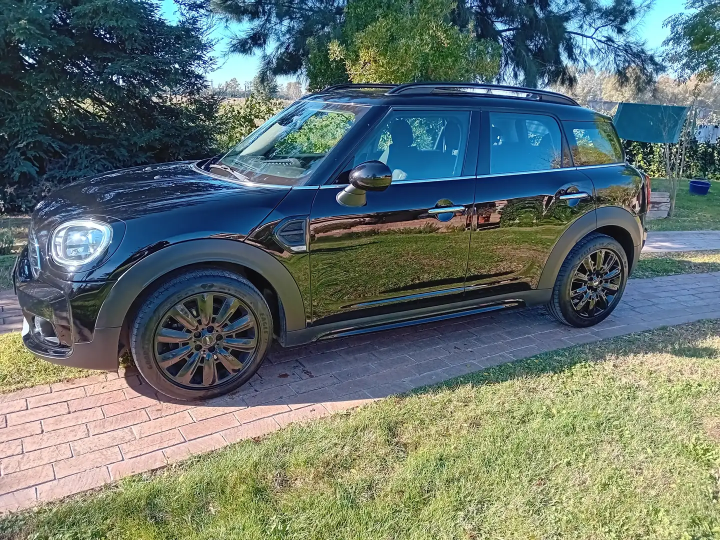 MINI Cooper Countryman Mini Countryman 1.5 Cooper Business all4 auto crna - 1