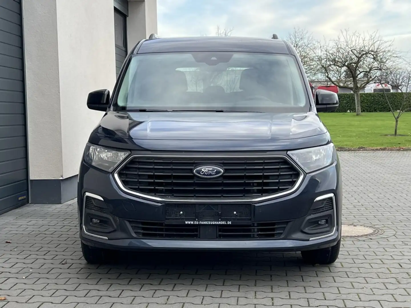 Ford Tourneo Connect Titanium 1,5 EcoBoost Automatik 85kW 5 Jahre Bílá - 1