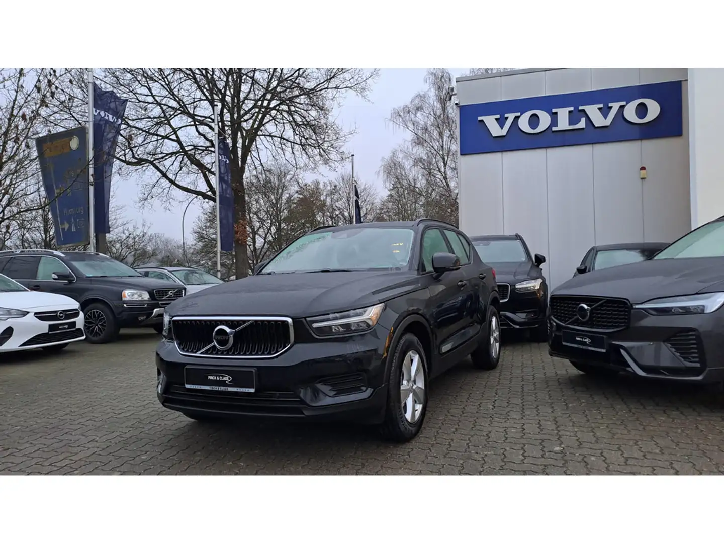 Volvo XC40 T3 Momentum Core Schwarz - 1