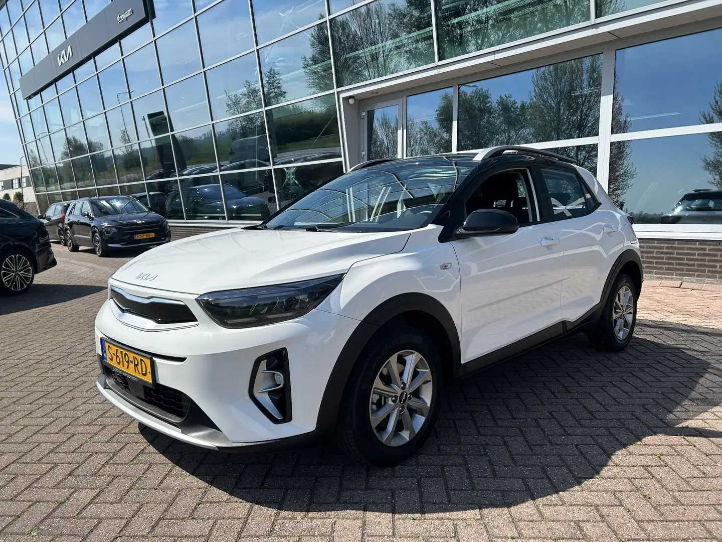 Kia Stonic 1.0 T-GDi MHEV DynamicLine Foto's volgen | Wit - 2