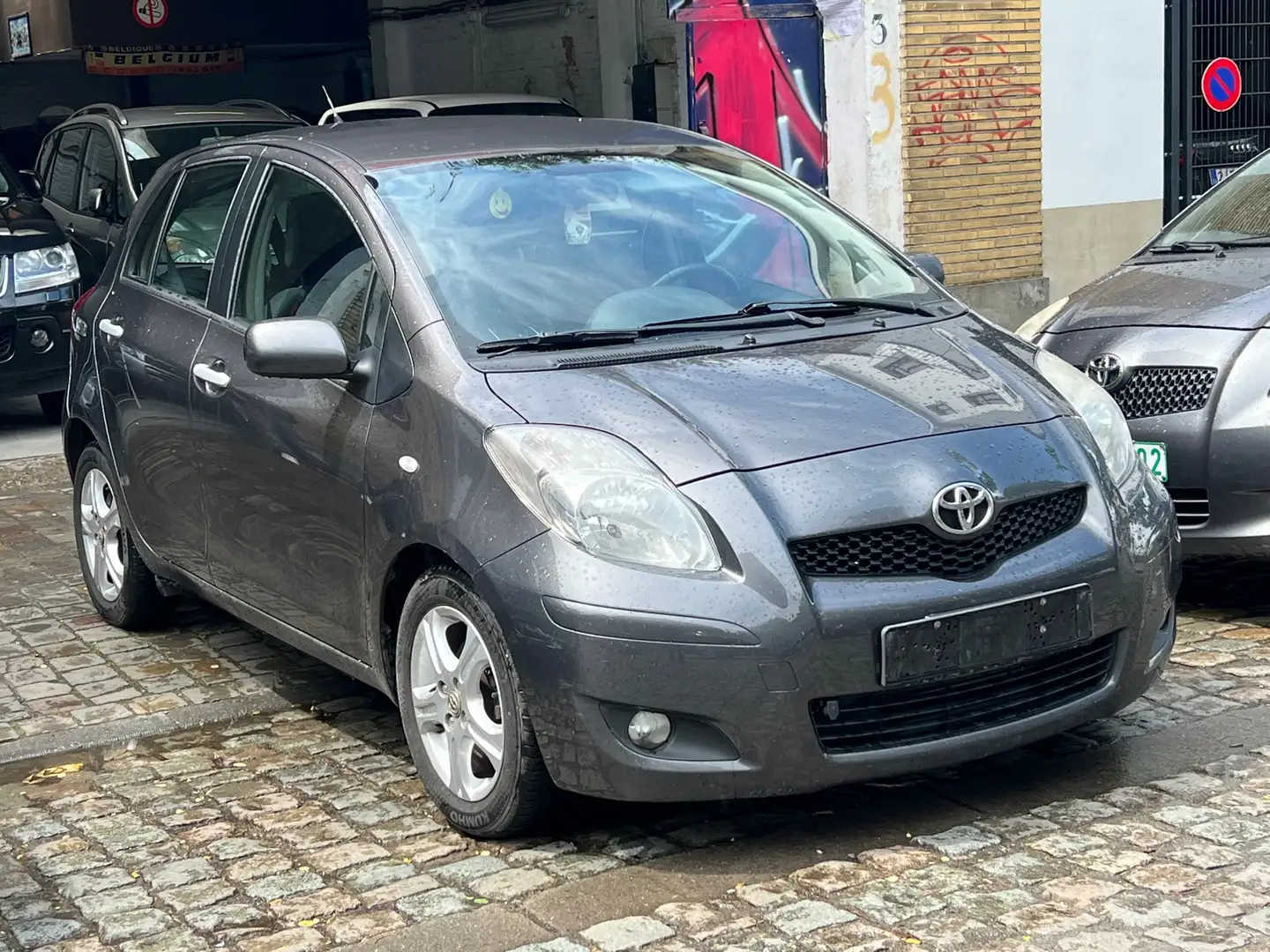 Toyota Yaris 1.33i VVT-i Premium Gris - 2