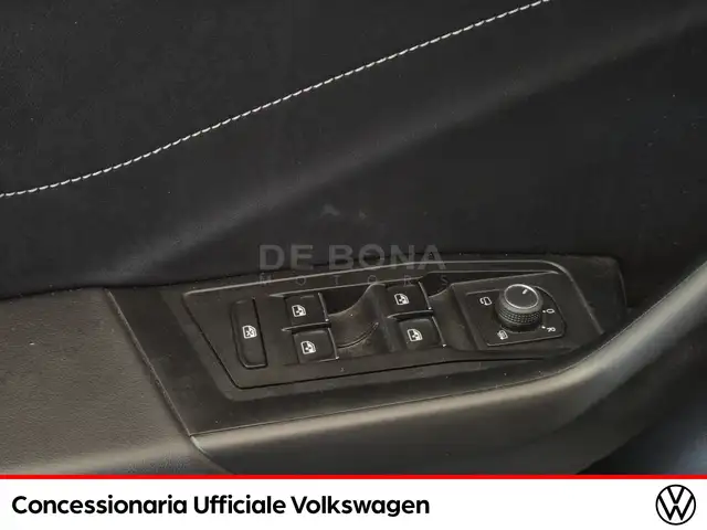 Volkswagen T-Roc view 19