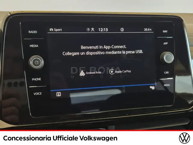 Volkswagen T-Roc view 11