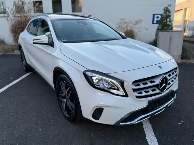 Mercedes-Benz GLA 180 Panoramdach,Teil Leder,74800KM,LED