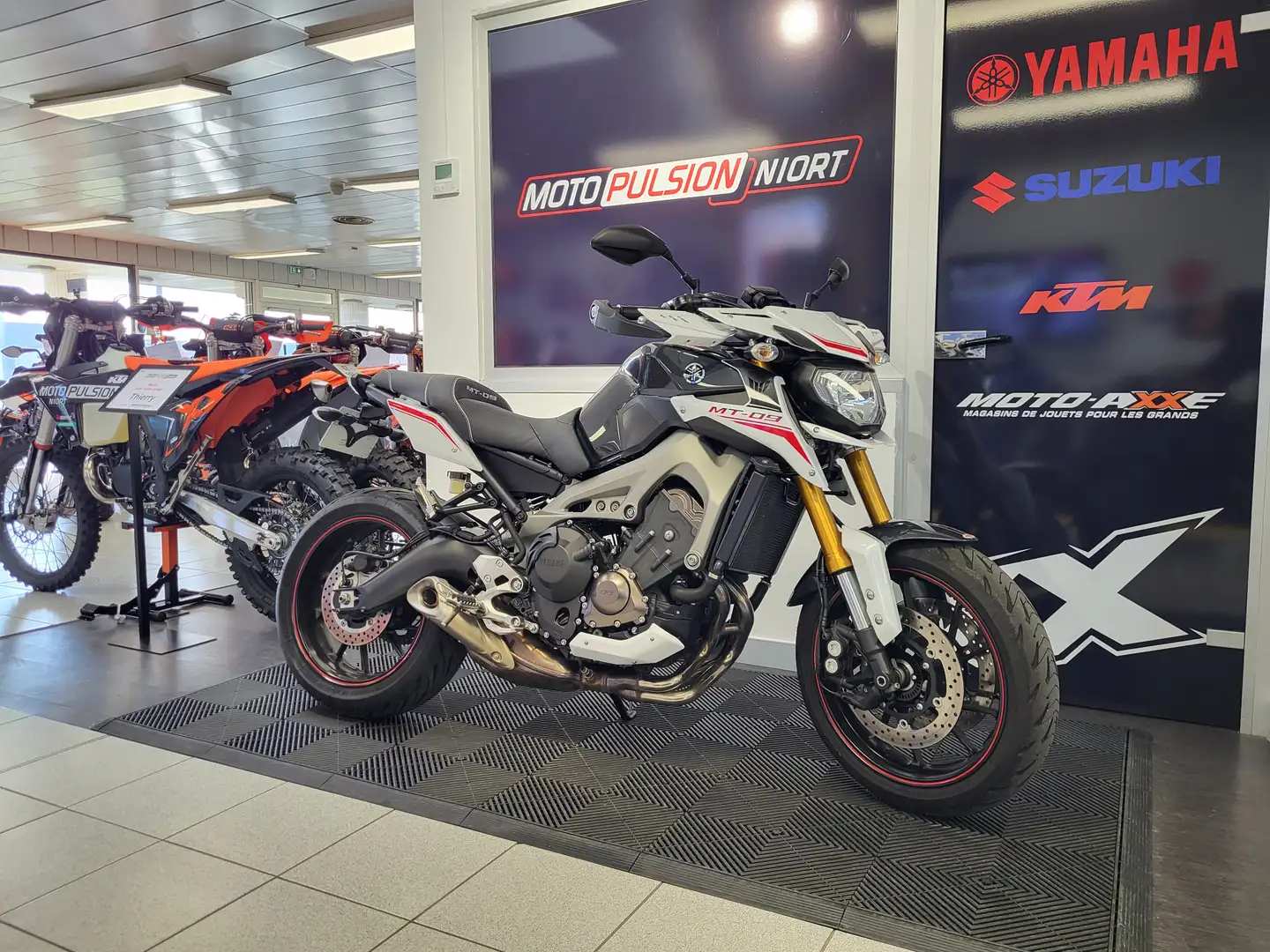 Yamaha MT-09 Blanco - 1