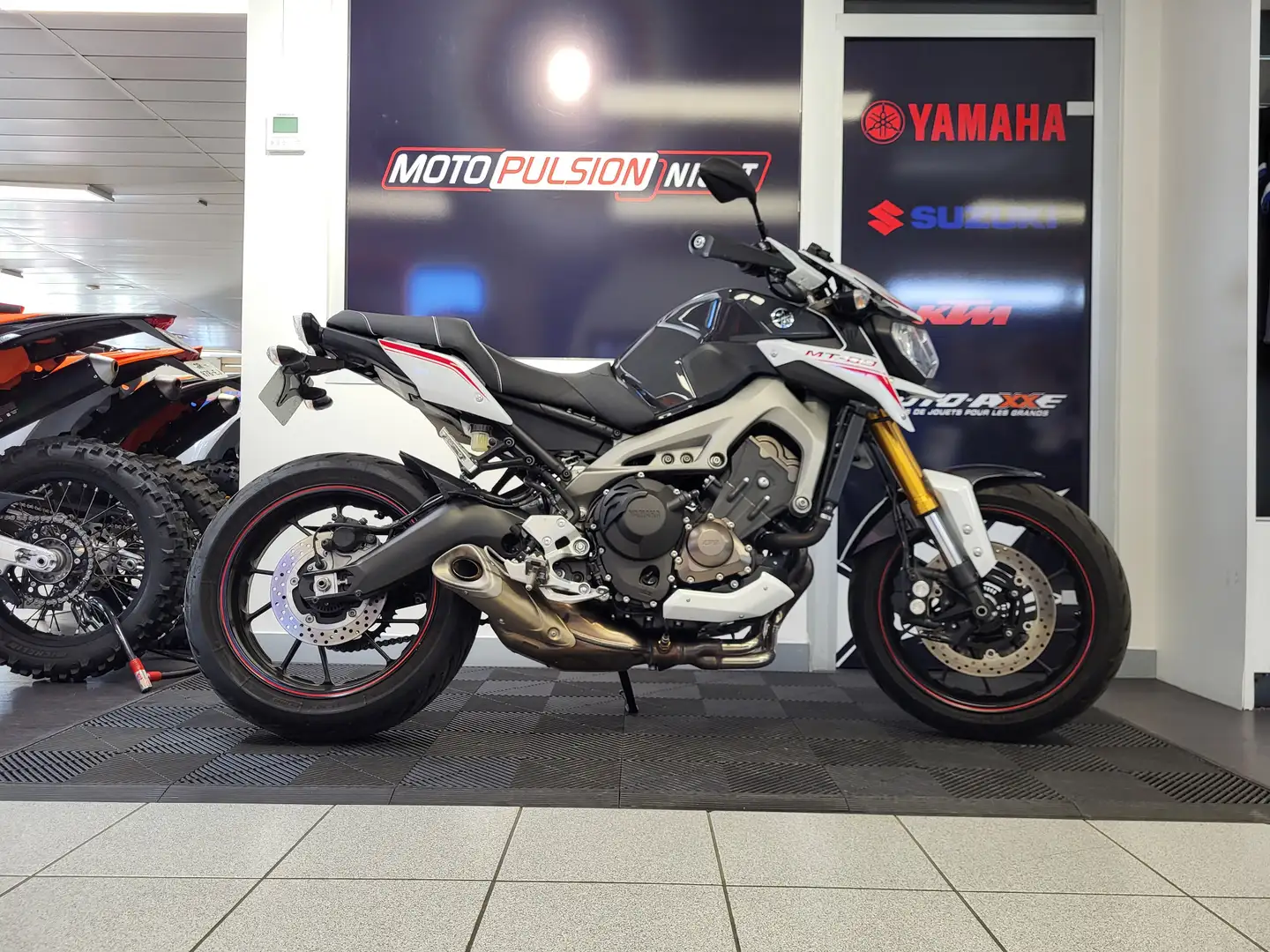Yamaha MT-09 Blanco - 2