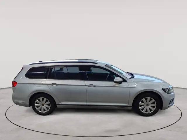 Volkswagen Passat view 3