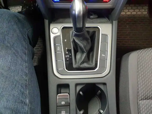 Volkswagen Passat view 10