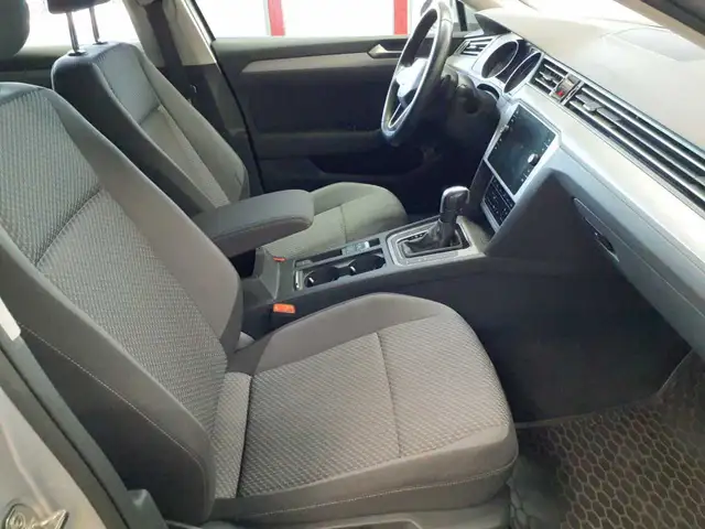 Volkswagen Passat view 8