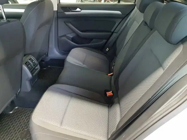Volkswagen Passat view 13