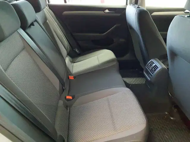 Volkswagen Passat view 14